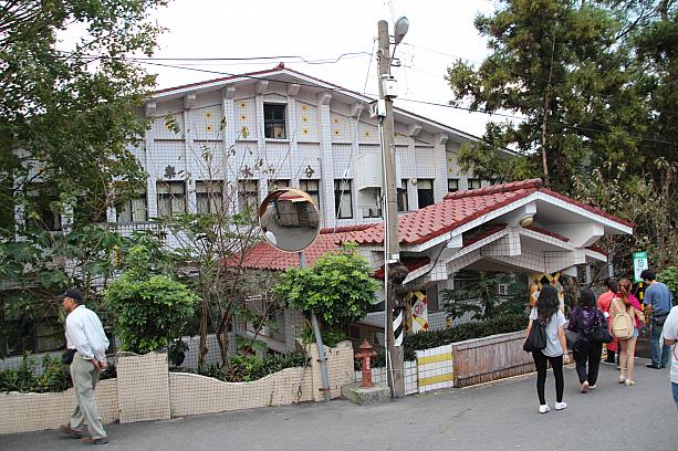 大正9年設立で、当時は日本人の子供たちもここで学んでいました