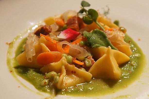 RAVIOLI DI MOZZARELLA(手工MOZZARELLA羅勒餃佐番茄蔬菜醬)は見た目が美しいですよね！色んな野菜で作ったソースが絶品です♪