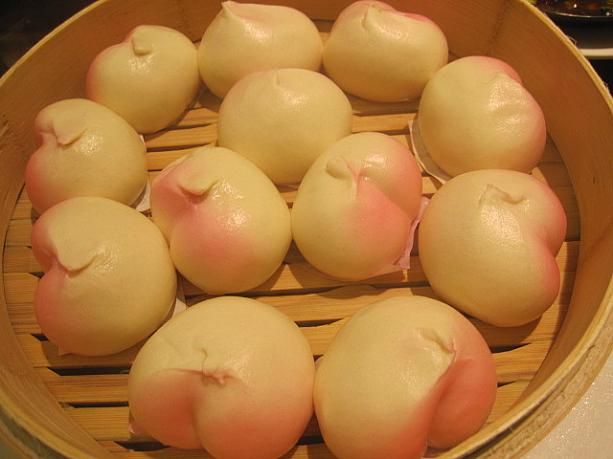 かわいらしい手のひらサイズの桃まん。アツアツしっとりの皮に程よい甘さのこしあんで幸せいっぱい！