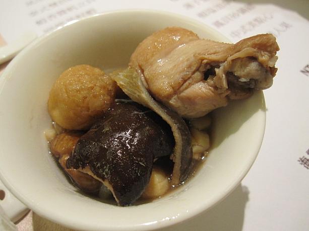 帆立やアワビ、鶏肉、椎茸、栗、ウズラの卵などなど、具沢山、体もぽかぽか！