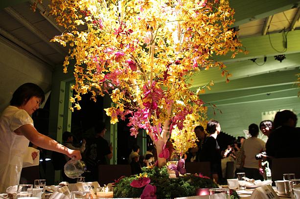 各テーブルには、埔里の有名な蘭の生花　すてきなディナーセッティングです