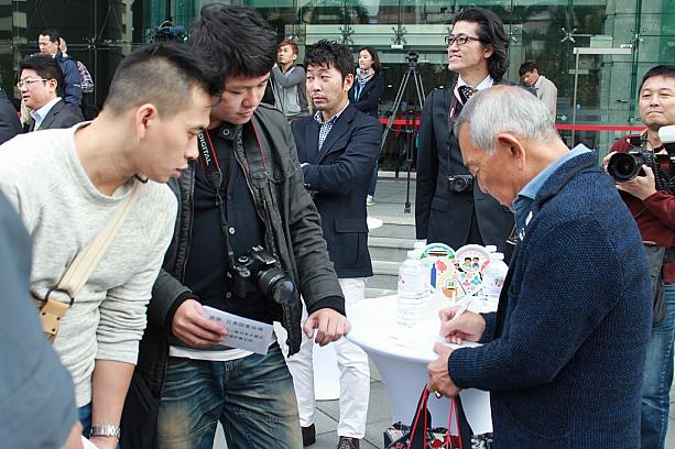 記者会見前、台湾メディアの方々に囲まれているひとりの日本人男性が！
