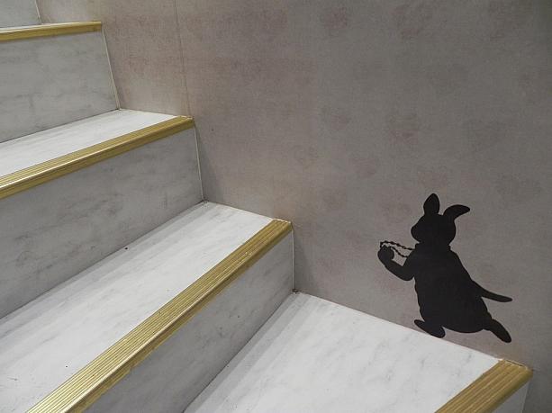 地下へと続く階段にはウサギのシルエットが。このウサギは「ハーティ」という名前で、ANTIQUEのパンはハーティが魔法で作っている、というストーリーがあるそうです。アリスみたいでとってもメルヘンチック。