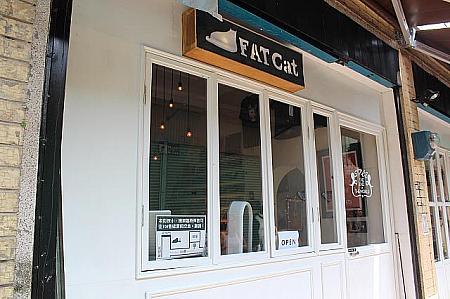 猫カフェかな？店名通り、太った猫ちゃんがいました…