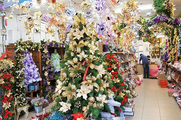 長安西路は今クリスマスの飾り付けのお店でにぎわっています！