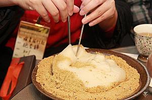 日本でやったら怒られそうな箸の使い方をして餅を小さく切りわけます