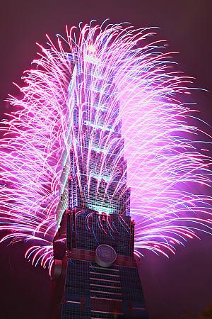 台湾の年越し2025→2026｜台北101花火＆人気カウントダウンイベントを徹底ガイドします 台湾 台北 台北101 カウントダウン 花火 ライブ 高雄 国旗掲揚 日の出 ご来光 おうちで台湾 年末年始 年越し 年明け カウントダウン花火 台湾旅行 台北旅行 高雄旅行 台南旅行 台中旅行 桃園旅行海外の年越し