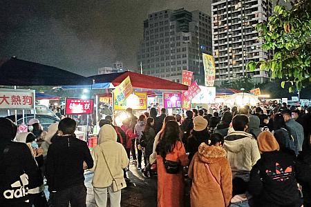 信義路の駐車場にこの日だけの夜市が登場！