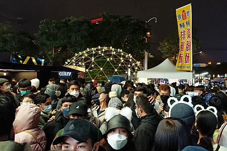 出てくるともう動けないほどの人でした