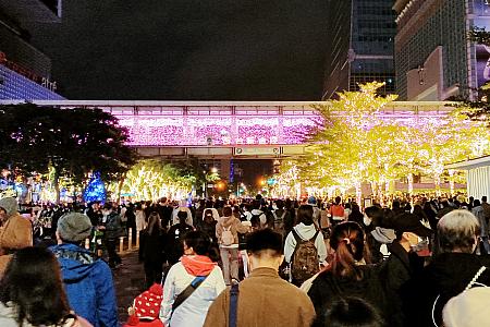 花火が終わると記念写真もそこそこに大移動が始まります