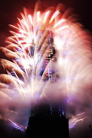 台湾の年越し2025→2026｜台北101花火＆人気カウントダウンイベントを徹底ガイドします 台湾 台北 台北101 カウントダウン 花火 ライブ 高雄 国旗掲揚 日の出 ご来光 おうちで台湾 年末年始 年越し 年明け カウントダウン花火 台湾旅行 台北旅行 高雄旅行 台南旅行 台中旅行 桃園旅行海外の年越し