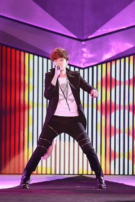 インディーズで活躍後2012年にメジャーデビューした八三夭。各地のイベント会場を掛け持ちするアーティストが多い中、彼らはここ義大のみでの演奏でした。「東區東區」「夜猫」「渴了」などの↑↑↑な歌を披露。2/22には台湾大学でライブをするそうですよ！