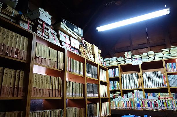 池上文庫の中にはたくさんの日本語書籍が所蔵されています