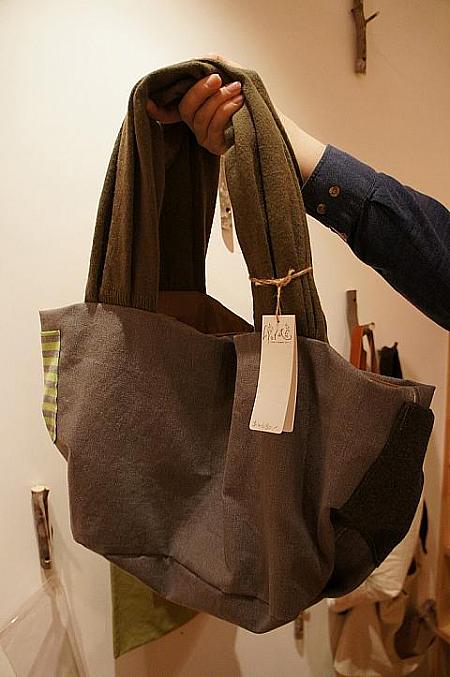 このシンプルなリバーシブル鞄は持ち手の布が肌にしっくりきて気に入りました～