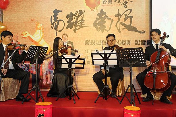 まずは台北の楽団による演奏。オー・ソレ・ミオや台湾の民謡を演奏してくださいました。ランタンフェスティバル開催中は、ランタンだけでなく、こういったパフォーマンスも見られるそうです。