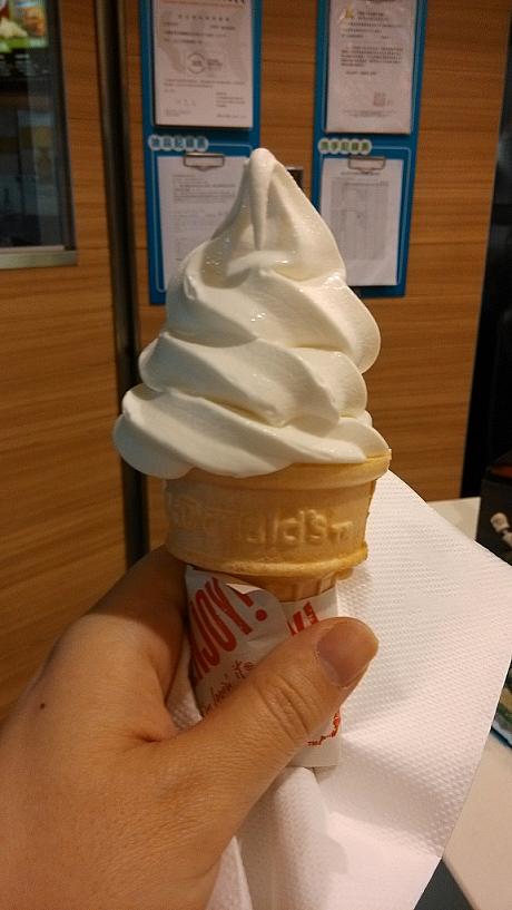 台湾では今、ソフトクリームが熱い！ということで、最近寒さの増した台北でソフトクリーム食べ比べ大会をひとりで開催してみました～！パフパフ～～♪
