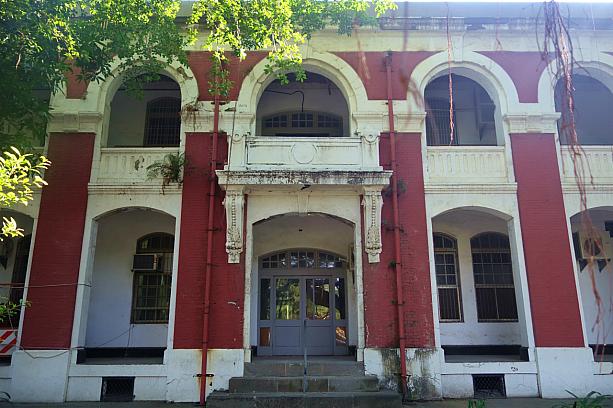 ガジュマルの向かいに位置するこの建物は1911年に歩兵隊の事務所兼宿舎として建てられました。国定史跡に指定されており、現在修復作業が進められています。