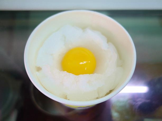 こちらは雞蛋牛乳冰（35元）。なんと生卵をアイスに落として･･･