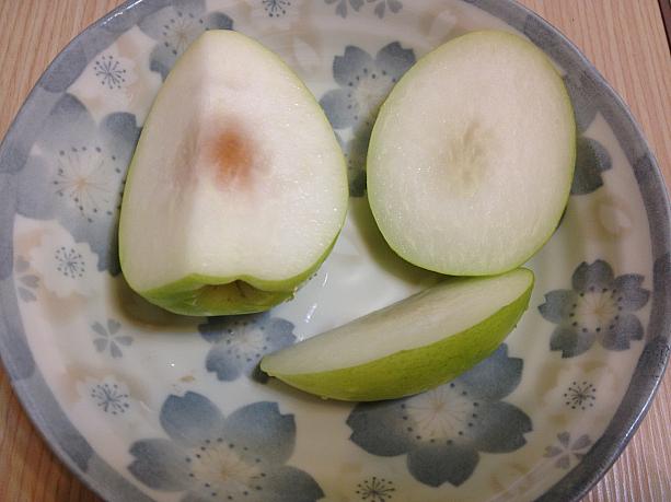 なつめを切るとこんな感じです。梨のようにみずみずしくておいしい！皮ごと食べちゃいます。
