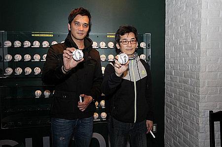 魏プロデューサーと馬監督は、甲子園博物館から特別にオファーされ、記念ボールにサインを！
