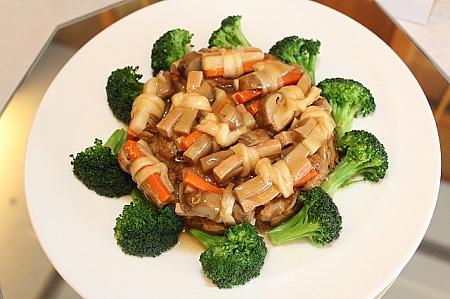 素捆燒松茸<br>ただただ茶色になりがちが台湾のベジタリアン料理ですが、これは見た目も美しかったです