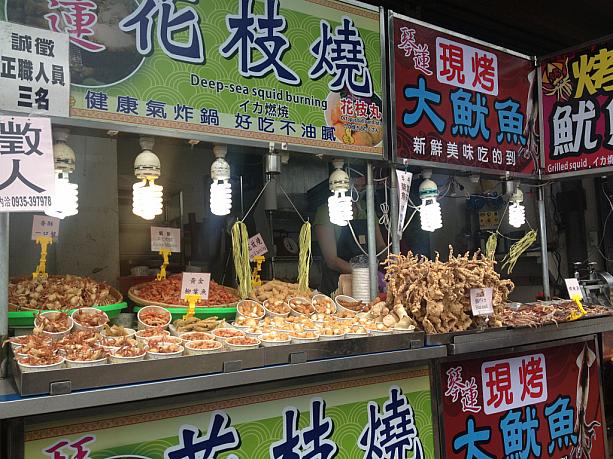 甘いのはちょっと、という方にはこんな焼き物、揚げ物はどうでしょうか？イカ焼きの屋台もあちこちにでていました。