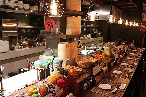 こちらの居酒屋は「炉端焼き」方式を採用！新鮮な食材がカウンターの前に並べられ、料理が完成するとシェフがパドルのようなものを使ってお客さんの前に出してくれるんです！