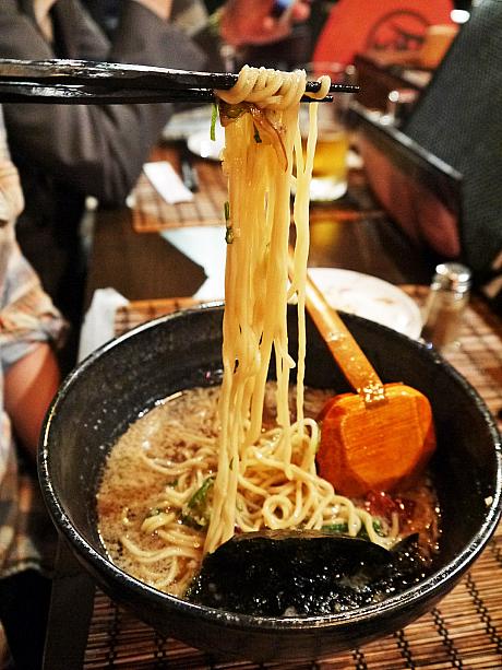 「背脂にんにくラーメン」<BR>醤油とにんにくの香り高い濃厚スープは塩辛すぎずちょうどいい！ナビのお気に入りです