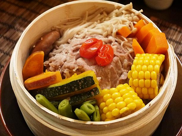 「豚肉と野菜たっぷりセイロ蒸し」<BR>たっぷりの豚肉は1枚1枚も大きく満足～。人参、トウモロコシ、キャベツ、かぼちゃなどとっても甘かったんです。もうひとつ注文しちゃおうかなぁと思うくらいおいしかったです