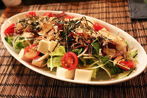 「カリカリハムと豆腐のサラダ」<BR>カリカリハムと名付けられているだけあって、朝食のベーコンのようにカリッカリ～。柔らかい豆腐もアクセントとなっておいしいです。分量もかなり多かったです