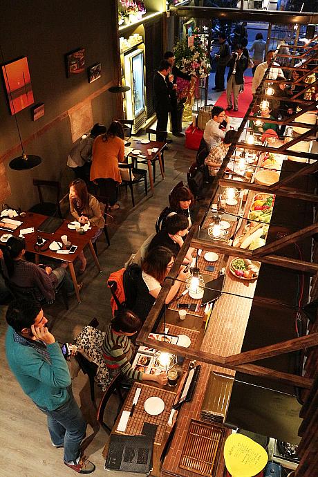 突如日本に戻ったかと錯覚するくらい日本らしい店内。メニューも日本語と中国語がありました