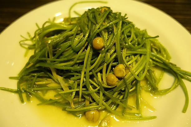 これは台湾に来たら絶対食べてほしい、野蓮という野菜の炒め物。しゃきしゃきしておいしい～♪