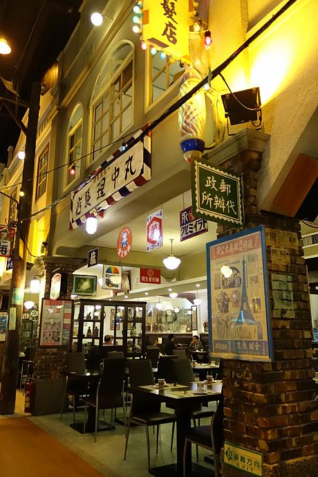 お店に入ると、そこには昭和初期にタイムスリップ！お店全体がひとつの町のようになっています。食事が出てくる前にまず店内を見学～。