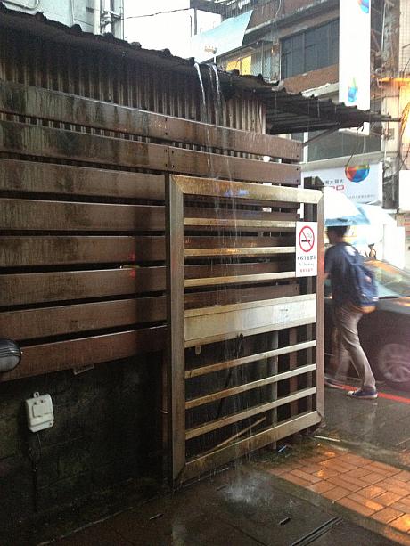 屋根から水が滝のように落ちています。