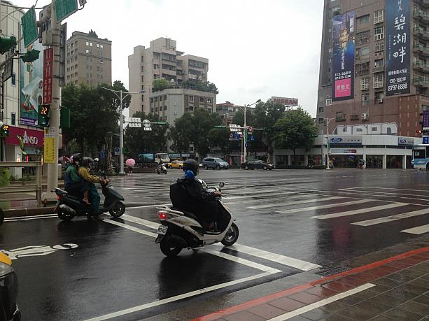 多少の雨なら雨具を着てバイクに乗る人も多いみたいです。