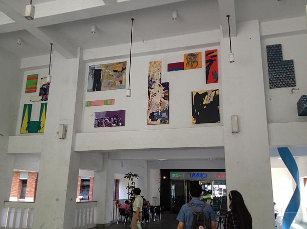 芸術大学だけあって、校内にも作品が飾ってありました。こちらは学内のカフェ前です。