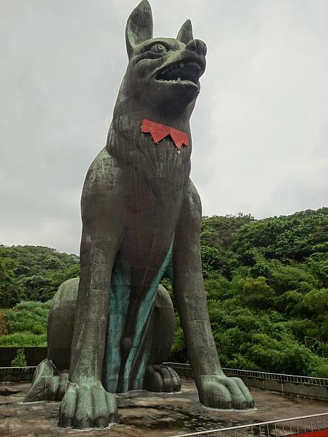 大きな犬の銅像が廟の目印で、展望台からは北海岸の風景が望めます。