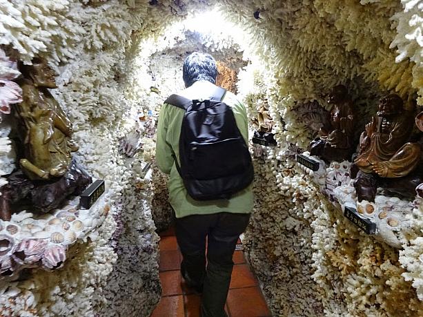 十八羅漢洞は珊瑚で作られ、ここを通ると「福」が訪れるそうです。