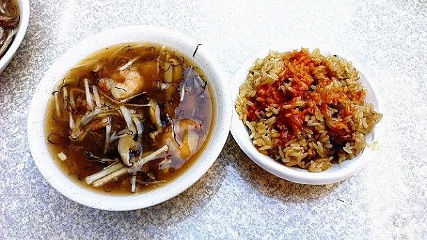 「螃蟹羹（パンシエガン：カニのとろみスープ）」（写真左）、「油飯（ヨーファン：おこわ）」（写真右）　注意：螃蟹羹のカニは、当日品切れだったので、代わりにエビを入れてもらいました。