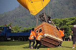 優雅に飛んでいく熱気球の影には数多くの苦労が！