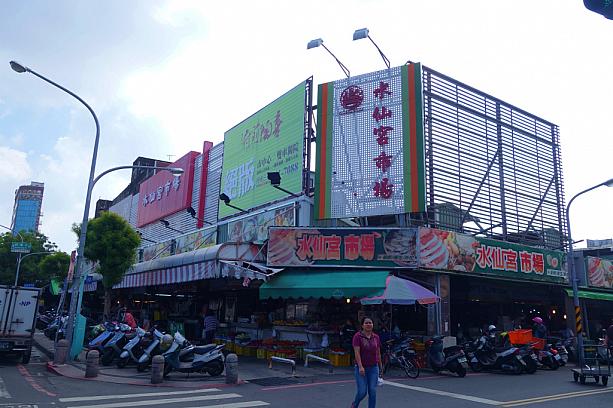 朝9時。今日は台南の伝統朝市の水仙宮市場にやってきました。