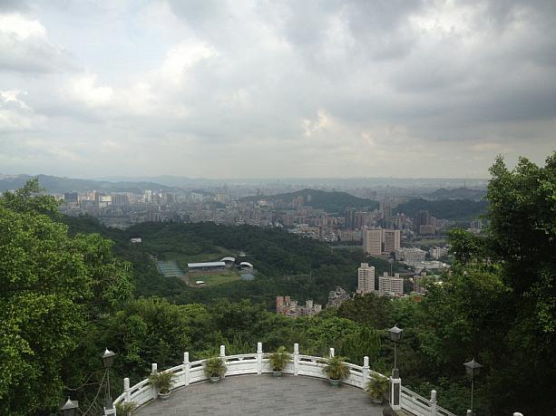 上からの眺めです。台北は山の中に街があることが分かりますね。遠くのほうに101も見えます。