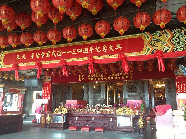 こちらは道教、儒教、仏教が一体になった珍しい廟です。赤い提灯もきれいです。