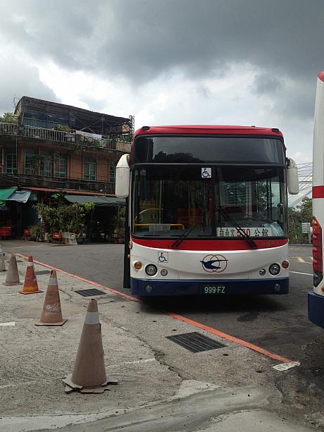 バスで指南宮へ来ました。バスは「動物園」駅からや「公館」駅から出ています。