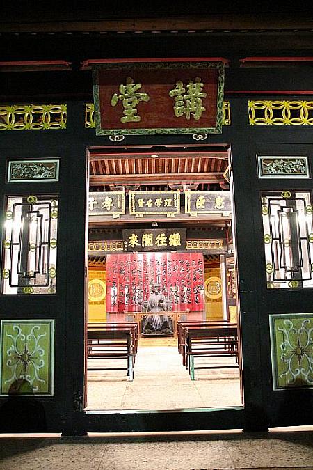 講堂の中へ入ってみました、銅像は朱子（朱熹（しゅき）の尊称）で、中国の宋代の儒学者で、1130年に福建省で生まれ、40歳の時、朱子学の大綱を確立しました