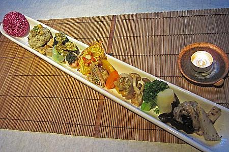 メイン料理（素食・ベジタリアン）<br>かわいらしい巻き寿司の中身は野菜！