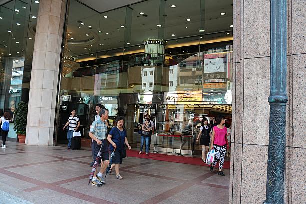 MRT「中山」駅・出口3を出たところに、新光三越・南西店があります