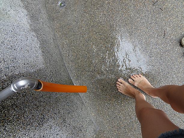 まずは足を洗うこと。コレ、台湾での足湯場はかなり徹底してます。このルールを破るとお叱りの声が･･･。