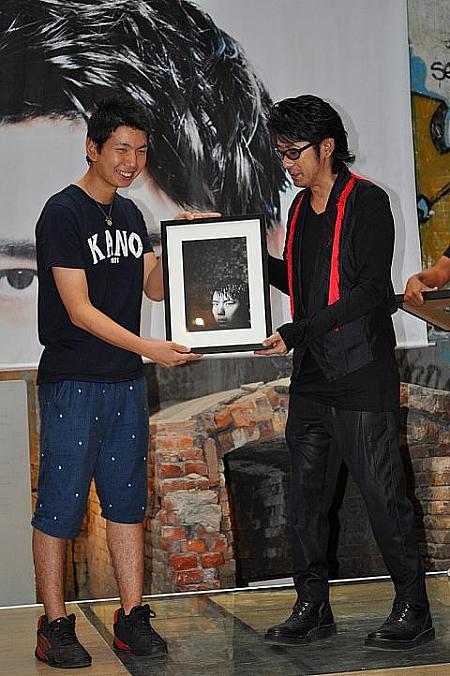 現在華山文創園区で永瀬正敏さんによる写真展。開幕記者会見では山室さんへも作品パネルが贈られました