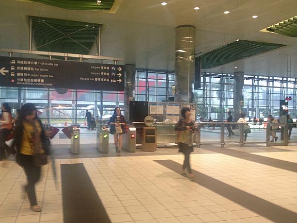 台北から乗ること約20分で桃園駅に到着です。空港のように開放的な駅。桃園空港まではここからもバスが出ていました。